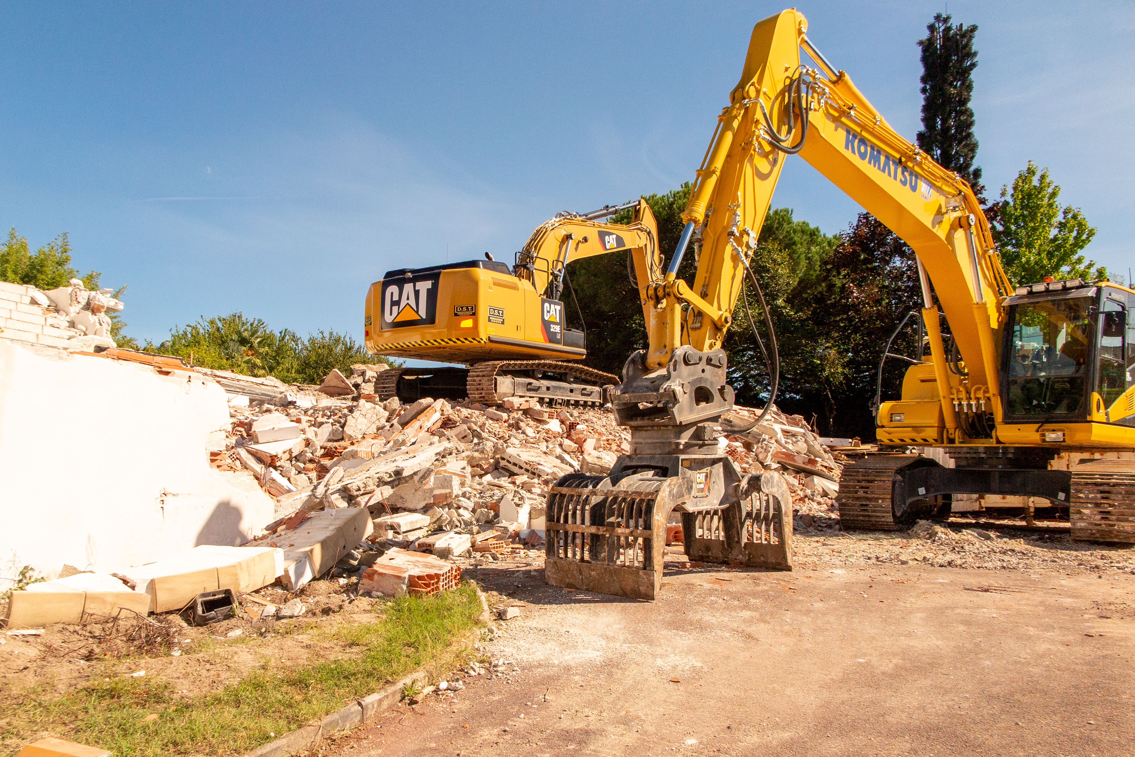 Stavebné stroje CAT na stavbe.
