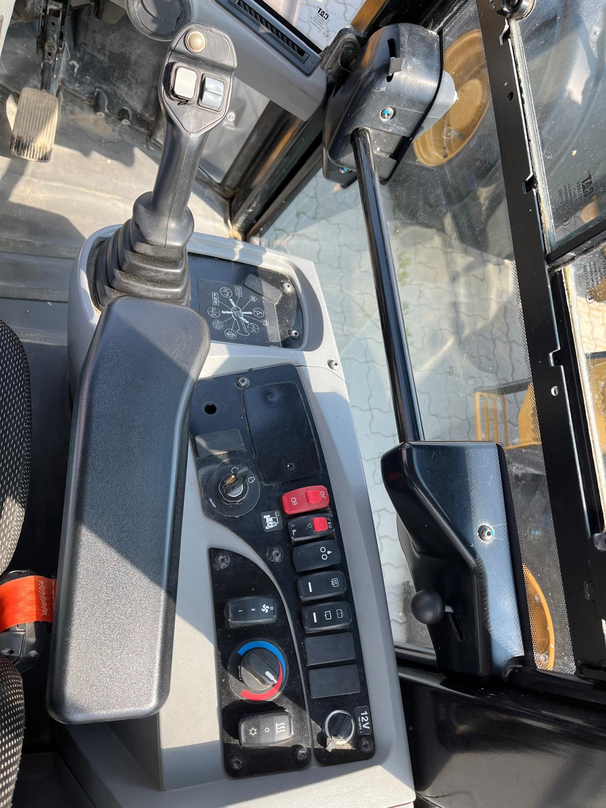 Čelný lopatový nakladač Cat 907M - použitý stroj K5700335