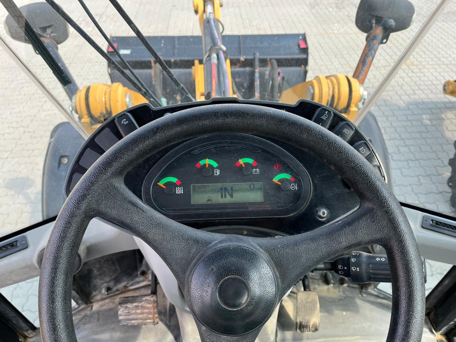 Čelný lopatový nakladač Cat 907M - použitý stroj K5700335